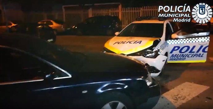 Un grupo emula a 'El Piojo' y embiste a una patrulla con un coche robado en la misma calle que le localizaron