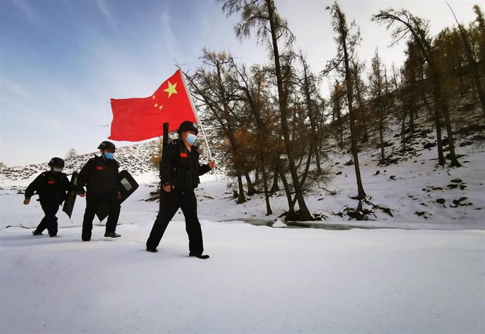 Archivo - Un grupo de soldados chinos patrulla una montaña nevada.