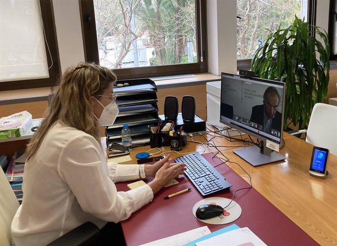 La consellera de Salud y Consumo, Patricia Gómez, en la reunión mantenida telemáticamente con el conseller de Educación y Formación Profesional, Martí March.