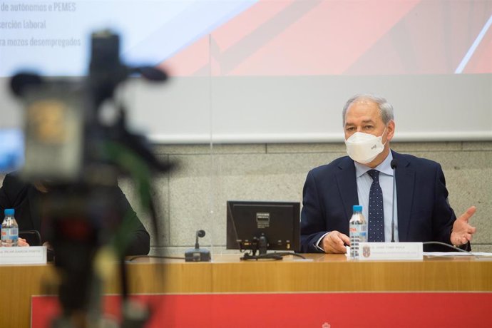 El presidente de la Diputación de Lugo, José Tomé, durante una rueda de prensa, en Lugo, Galicia (España), a 18 de febrero de 2021. Durante su intervención, José Tomé ha presentado nuevas medidas de apoyo para paliar el impacto de la pandemia en el teji