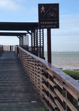 Senda peatonal en la ría de Huelva.