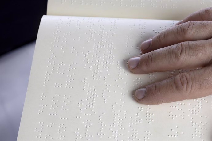 Persona leyendo en idioma braille.
