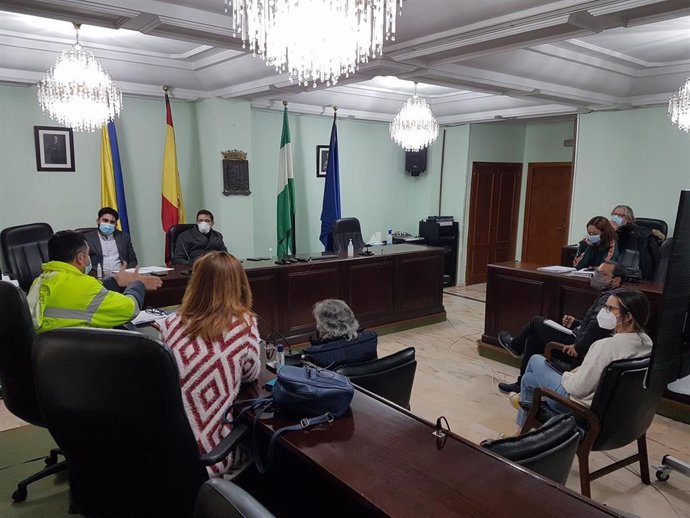 Reunión de Ismael Sánchez en el Ayuntamiento de San Juan con representantes  del servicio de limpieza