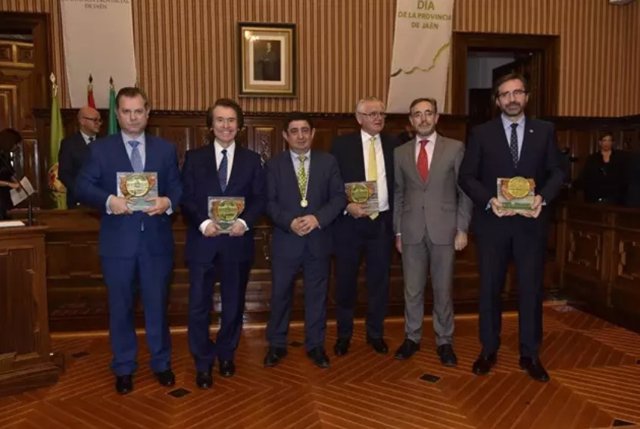 Raphael (2i), junto a autoridades y galardonados con los Premios de la Provincia de Jaén 2017.