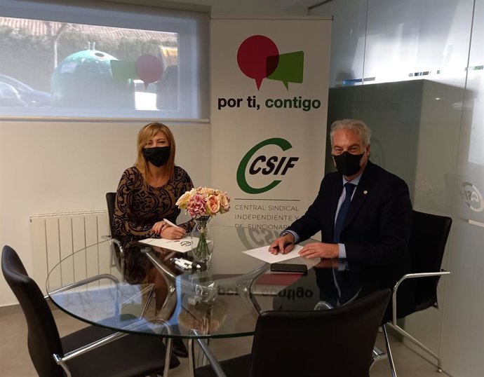 Reunión del edil de Derechos Sociales e Igualdad, José Antonio Huertas, con la presidenta de la CSIF Granada, Victoria Eugenia Pineda