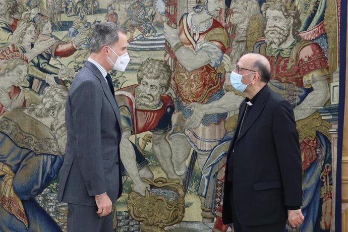 El Rey recibe en audiencia al presidente de la Conferencia Episcopal Española, el cardenal arzobispo de Barcelona, Juan José Omella