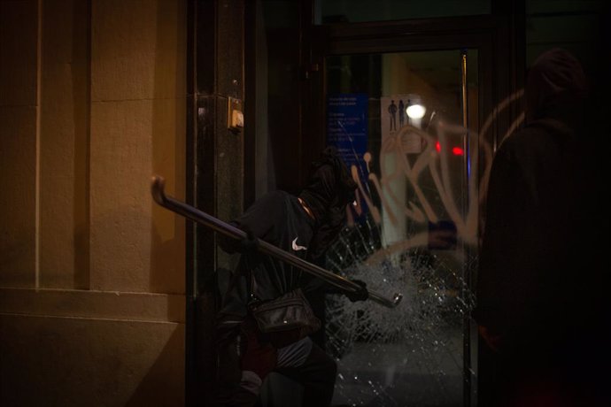 Un grup de violents assalta una oficina bancria després de la manifestació contra l'empresonament del raper i poeta Pablo Hasél a Barcelona. Catalunya (Espanya), 19 de febrer del 2021. 