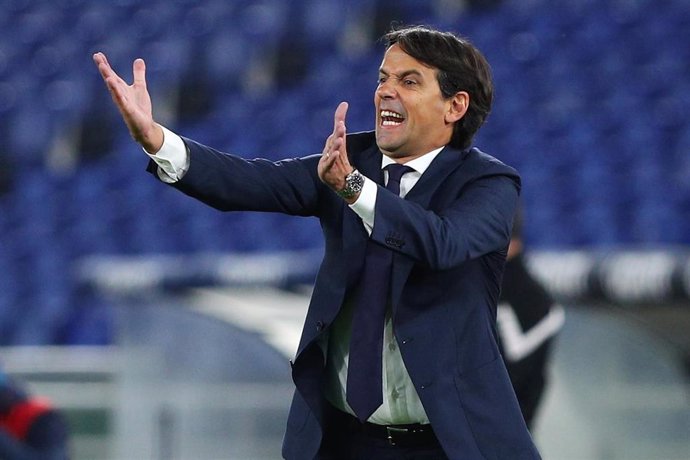 Archivo - Simone Inzaghi dando órdenes desde el banquillo en un partido de la Lazio