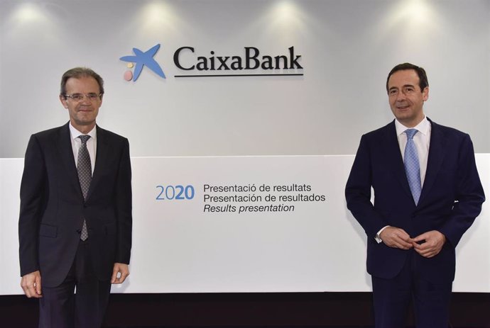 De izquiera a derecha, el presidente de CaixaBank, Jordi Gual, y el CEO, Gonzalo Gortázar