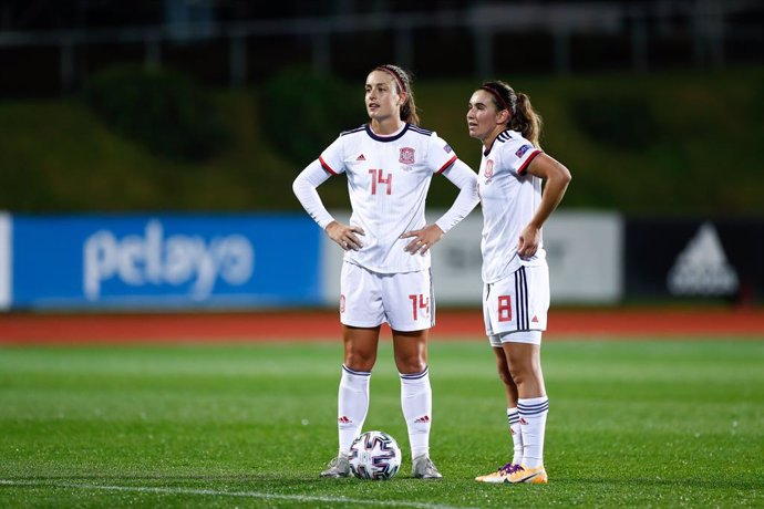 Archivo - Alexia Putellas and Mariona Caldentey of Spain looks on during UEFA Women Eurocup football match played between Spain and Moldova at Ciudad del Futbol on november 27, 2020, in Las Rozas, Madrid, Spain