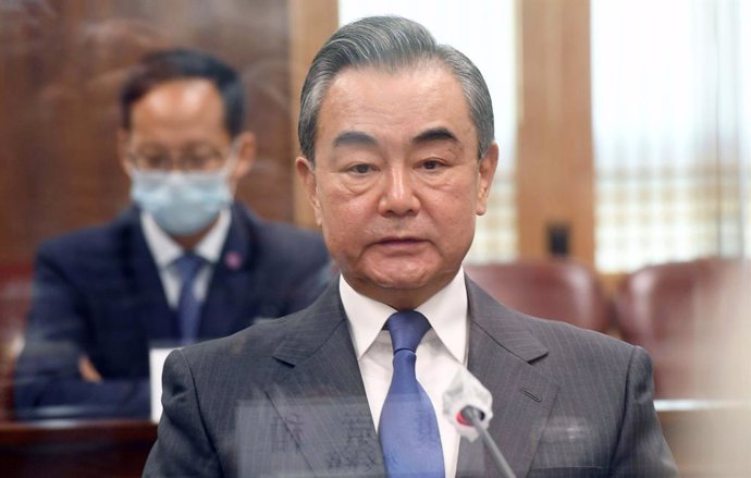 Archivo - 26 November 2020, South Korea, Seoul: Chinese Foreign Minister Wang Yi (R) speaks to his South Korean counterpart Kang Kyung-wha bump elbows during their meeting. Photo: -/YNA/dpa
