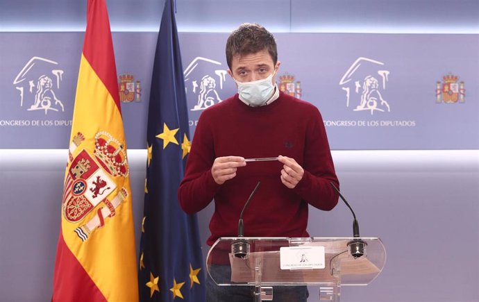 El líder de Más País, Íñigo Errejón, responde en una rueda de prensa posterior a una reunión de la Junta de Portavoces en el Congreso de los Diputados, en Madrid (España), a 16 de febrero de 2021. 