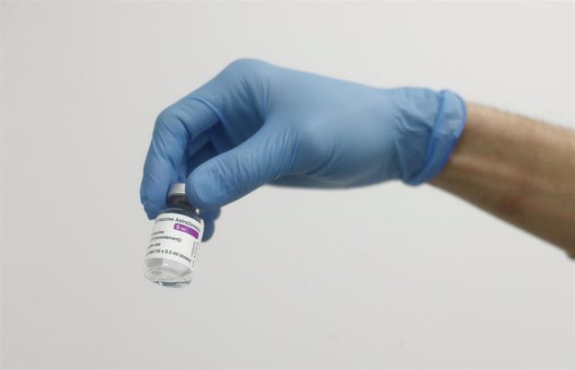 Una profesional sanitaria sostiene una dosis de la vacuna contra la COVID-19 de AstraZeneca en un Centro de Vacunación de la Comunidad de Madrid.