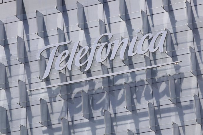 Archivo - Logo de Telefónica insertado en el edificio de su sede, en la Ronda de la Comunicación de Madrid.