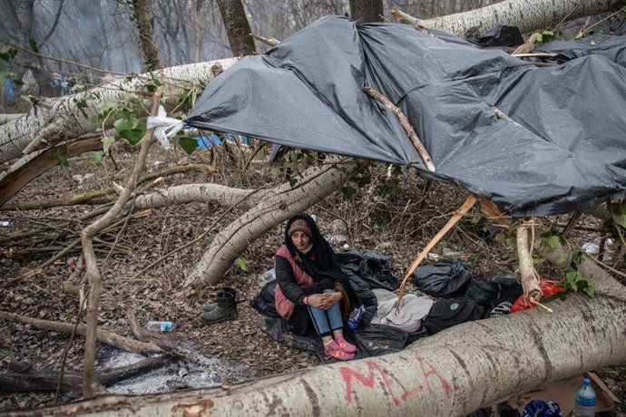 Archivo - Mujer refugiada en la frontera entre Turquía y Grecia