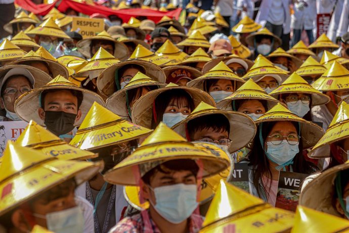 22 February 2021, Myanmar, Mandalay: Protesters wear hats as they queue during a protest against the military coup and detention of civilian leaders in Myanmar. Photo: Kaung Zaw Hein/SOPA Images via ZUMA Wire/dpa
