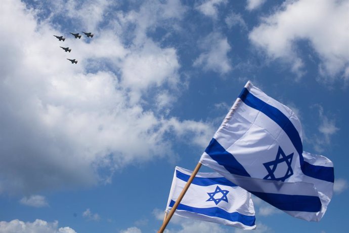 Archivo - Banderas y aviones de combate de Israel