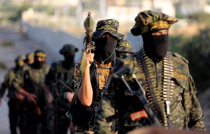 Archivo - 10 October 2020, Palestinian Territories, Khan Yunis: Palestinian militants from the Al-Quds Brigades, the armed wing of the Islamic Jihad Movement, take part in a military parade. Photo: Ashraf Amra/APA Images via ZUMA Wire/dpa