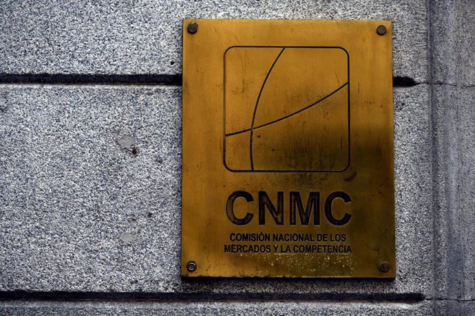 Archivo - Placa identificativa en el edificio de la CNMC, en Madrid (España)