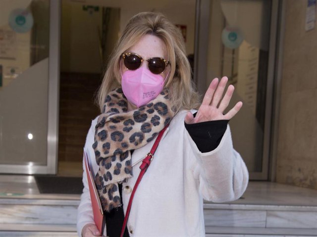 Lydia Lozano, a su llegada al hospital para ser operada