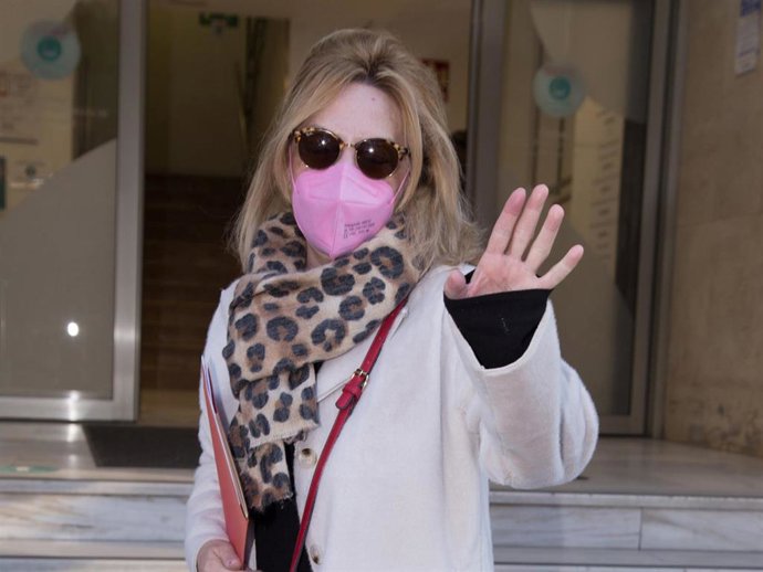 Lydia Lozano, a su llegada al hospital para ser operada