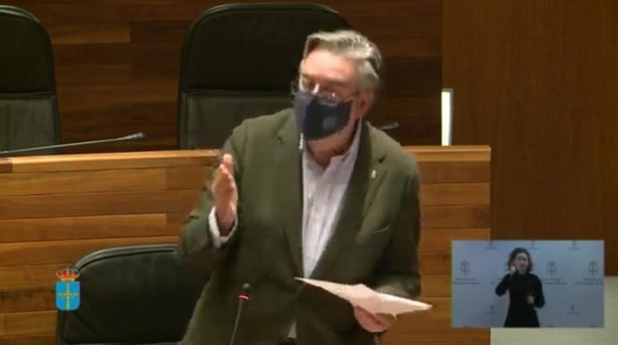 El diputado del PP, Pablo González, interviene en el Pleno de la Junta General.