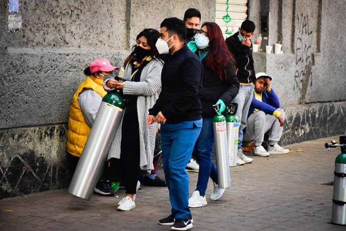Archivo - Personas haciendo cola para rellenar bombonas de oxígeno en México durante la pandemia de coronavirus