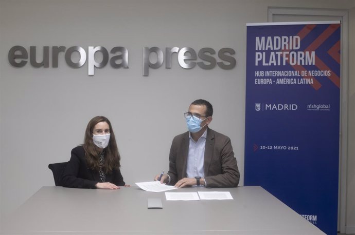 La directora de desarrollo de negocio de Europa Press, Candelas Martín de Cabiedes, y el director general de 'Madrid Platform', Carlos Morales, durante la firma del convenio de colaboración