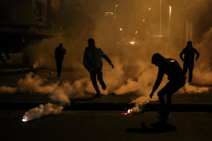Manifestaciones en la ciudad de Trípoli, en el norte de Líbano, contra las restricciones por el coronavirus en medio de la crisis económica