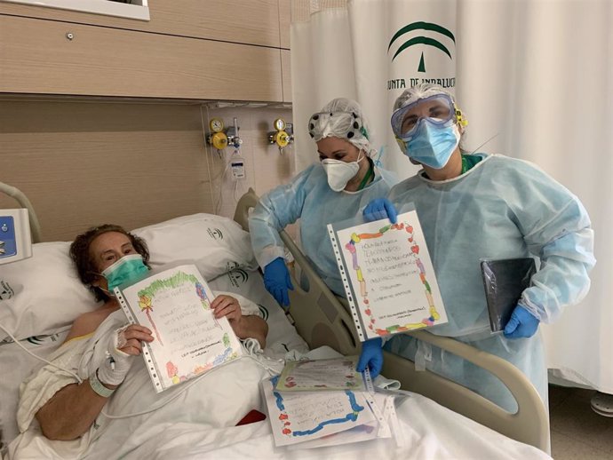 Más de 600 pacientes Covid han podido conectarse con su familia durante su estancia en el Hospital Virgen de la Victoria