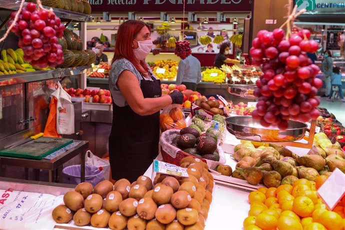 Archivo - Una trabajadora de una frutería del Mercado Central de Valencia