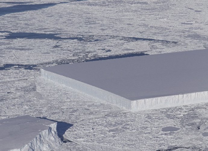 Archivo - Iceberg perfectamente rectangular visto en la Antártida
