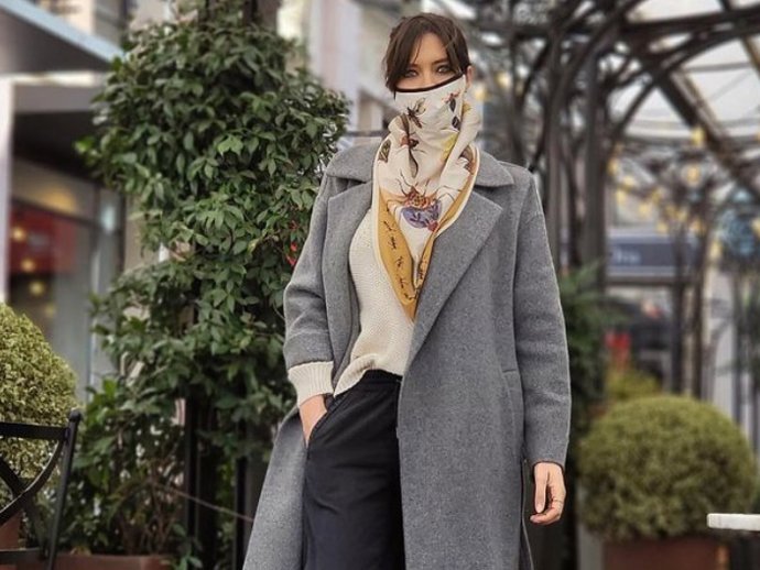 Sara Carbonero ha sucumbido a la moda de la mascarilla-pañuelo