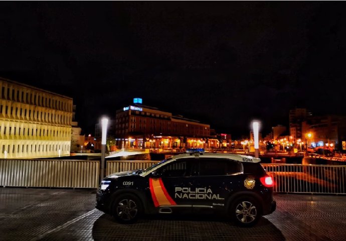 Policía Nacional patrulla de noche en Málaga