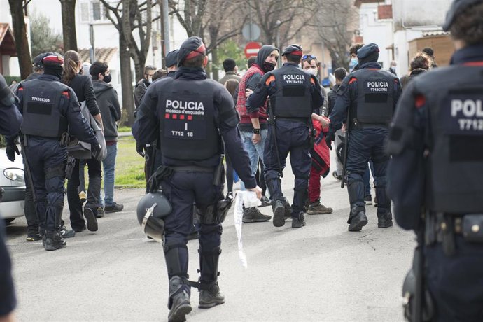 Varios mossos d'esquadra impiden a un grupo de manifestantes acceder a un mitin de Vox el último día de la campaña electoral del 14-F, en Girona, Catalunya (España), a 12 de febrero de 2021.