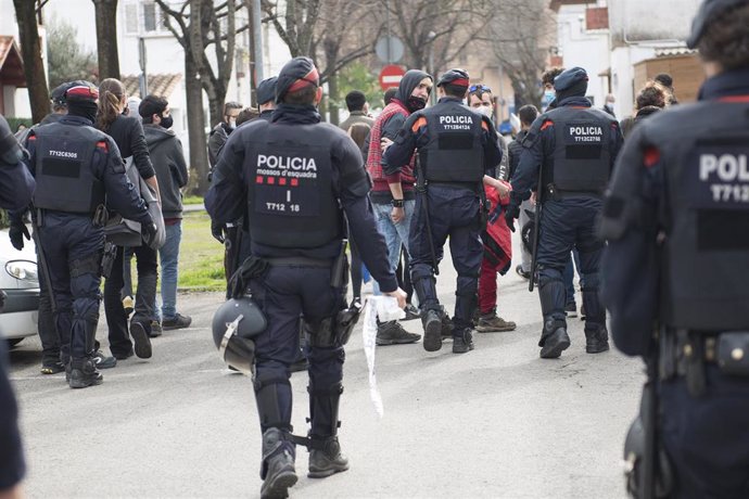 Varios mossos d'esquadra impiden a un grupo de manifestantes acceder a un mitin de Vox el último día de la campaña electoral del 14-F, en Girona, Catalunya (España), a 12 de febrero de 2021.