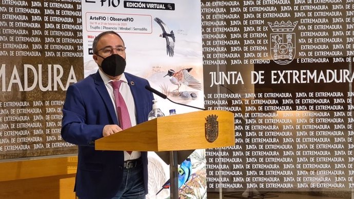 El director general de Turismo de la Junta de Extremadura, Francisco Martín Simón, durante la presentación de la 16 Feria Internacional de Turismo Ornitológico (FIO)