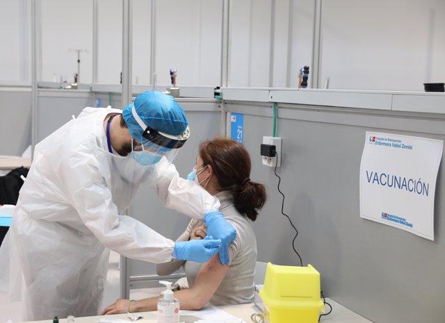 Una mujer recibe la vacuna de AstraZeneca contra el COVID-19, en el Pabellón 3 del Hospital Público Enfermera Isabel Zendal