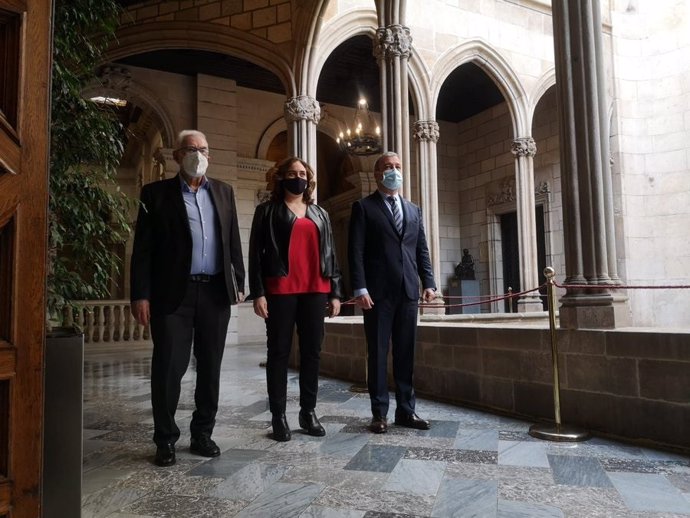 El líder de ERC en Barcelona, Ernest Maragall; la alcaldesa de Barcelona, Ada Colau, y el primer teniente de alcalde y líder del PSC, Jaume Collboni, pactan un fondo de 30 millones para 83 proyectos de proximidad en los distritos de la ciudad.