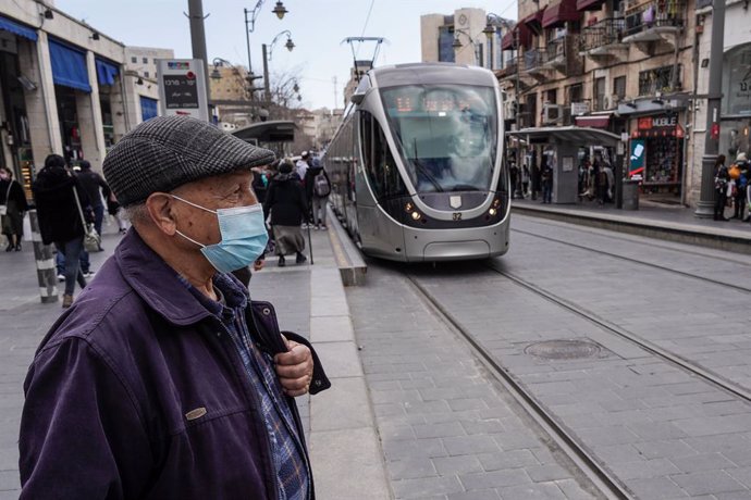 Personas con mascarilla en Jerusalén