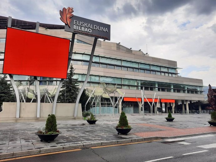 Archivo - Pantalla exterior en rojo del Palacio Euskalduna de Bilbao