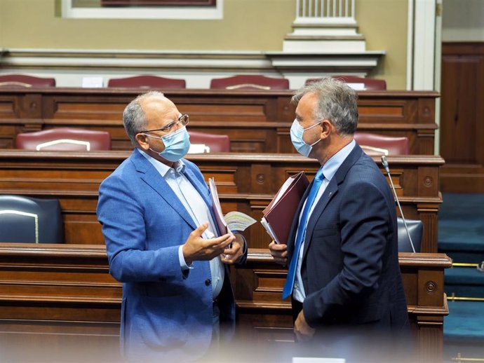 Archivo - El portavoz de ASG, Casimiro Curbelo, y el presidente de Canarias, Ángel Víctor Torres, en el Parlamento