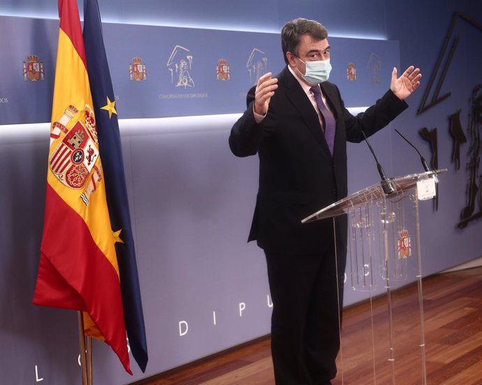 El portavoz parlamentario del PNV, Aitor Esteban, responde en una rueda de prensa posterior a una reunión de la Junta de Portavoces en el Congreso de los Diputados, en Madrid (España), a 16 de febrero de 2021.
