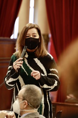 La presidenta del Govern, Francina Armengol, en el pleno del Parlament.