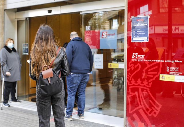 Varias personas con cita previa esperan para entrar en una oficina del SEPE (antiguo INEM), en Valencia, Comunidad Valenciana (España), a 12 de febrero de 2021. 