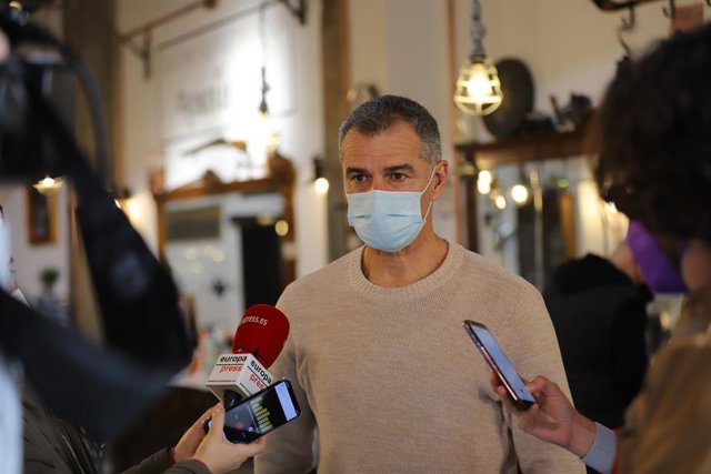 Toni Cantó atiende a los medios en una peluquería