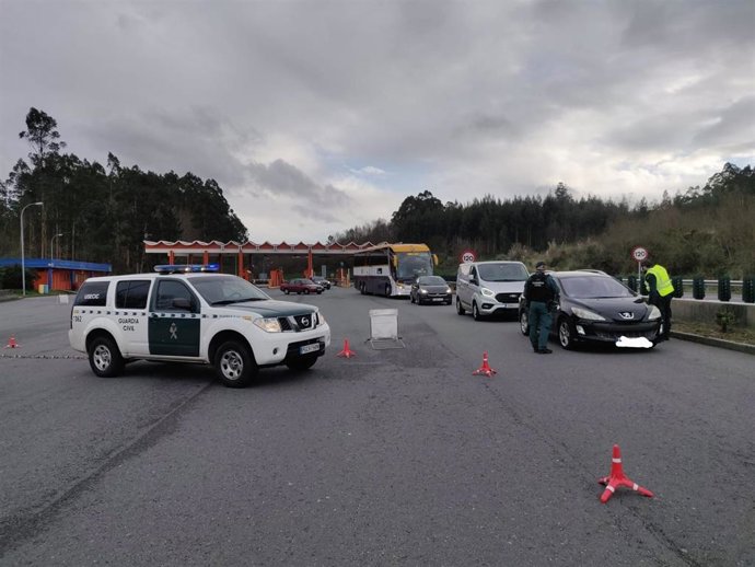 Control de la Guardia Civil en la AP-9 en Fene para velar por el cumplimiento de las medidas para frenar la Covid-19.