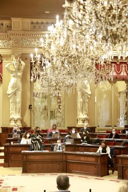 La presidenta del Govern, Francina Armengol, en el Parlament.