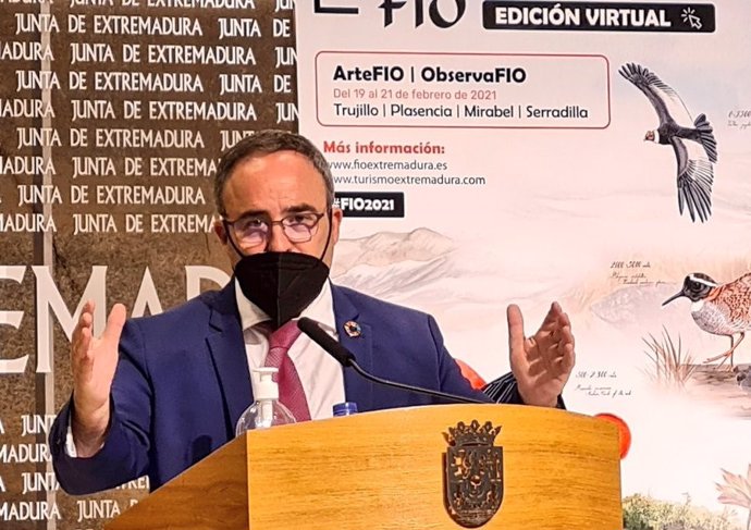 El director general de Turismo de la Junta de Extremadura, Francisco Martín Simón, en rueda de prensa sobre la 16 Feria Internacional de Turismo Ornitológico (FIO)