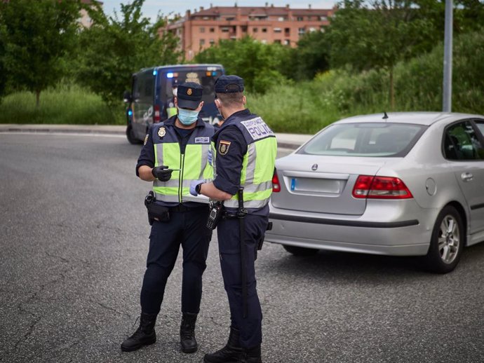 Archivo - La Policía Nacional verifica los datos de un vehículo durante un control de movilidad realizado en Pamplona, Navarra, España, a 8 de mayo de 2020.